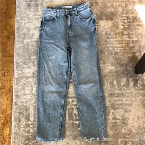 Light Washed High Rise Zara Jeans (US-2) - Picture 5 of 5